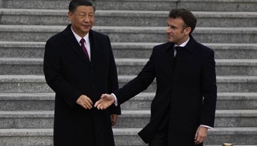 اللقاء بين الرئيسين الفرنسي والصيني. (ا ف ب)