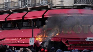  .محتجّون يشعلون مطعم "لاروتوند" المفضّل لدى ماكرون في باريس