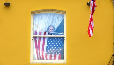  علم الولايات المتحدة داخل منزل في شمال غرب أيرلندا  حيث استقبل الرئيس جو بايدن في المدينة في منزل أجداده (أ ف ب). 