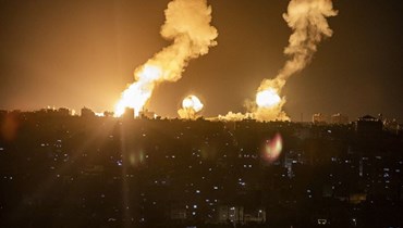 انفجارات في خان يونس جنوب غزة خلال غارات جوية إسرائيلية على القطاع الفلسطيني (7 نيسان 2023، أ ف ب).
