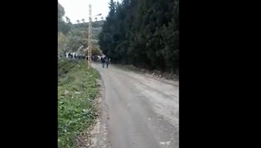 صورة مقتطعة من فيديو متداول لمواجهات بين أهالي تفاحتا والقوى الأمنيّة بسبب مخالفات البناء.