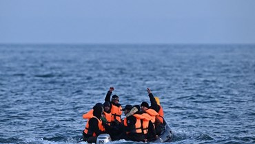 مهاجرون يعبرون في قارب القناة الإنكليزية، متجهين إلى دوفر على الساحل الجنوبي لإنكلترا (5 نيسان 2023- أ ف ب). 