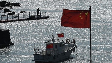 سفينة سياحية ترفع العلم الصين في مضيق تايوان (أ ف ب).