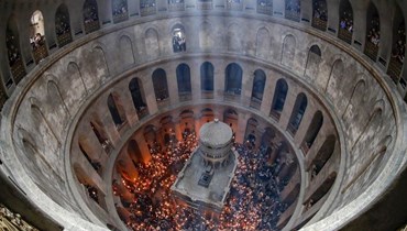 صورة ارشيفية- مسيحيون أرثوذكس تجمعوا في كنيسة القيامة في القدس خلال الاحتفال بالنور المقدس (23 نيسان 2022، أ ف ب).