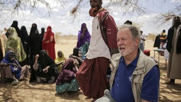 رئيس برنامج الغذاء العالمي ديفيد بيسلي يلتقي قرويين في واغالا شمال كينيا (19 آب 2022ـ أ ب). 