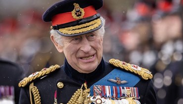 الملك تشارلز الثالث يستعرض خريجين ضباطا خلال عرض في الأكاديمية العسكرية الملكية بساندهيرست جنوب غرب لندن (14 نيسان 2023، أف ب). 