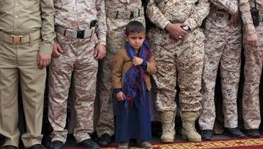 الحوثيون ينتظرون وصول السجناء إلى مطار صنعاء (أ ف ب). 