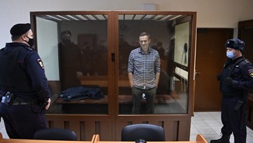 نافالني يقف داخل زنزانة زجاجية خلال جلسة استماع في محكمة مقاطعة بابوشكينسكي في موسكو (20 شباط 2021ـ أ ف ب).
