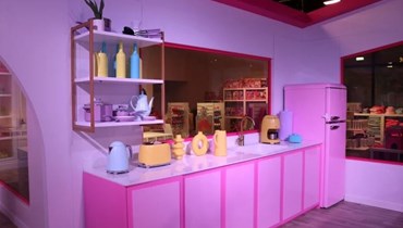 معرض في لوس أنجلوس يسمح لمحبي الدمية "باربي" بدخول عالمها الوردي. 