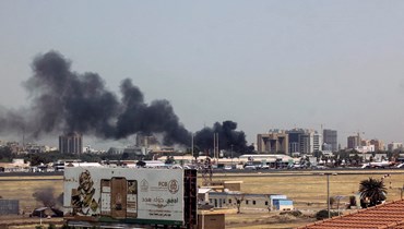 دخان كثيف فوق المباني المجاورة لمطار الخرطوم (15 نيسان 2023 - أ ف ب).