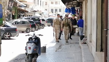 دورية راجلة للجيش داخل سوق بعلبك التجاري (لينا إسماعيل).