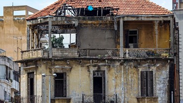مبنى دُمّر سقفه خلال الحرب الأهليّة في منطقة القنطاري، بيروت (13 نيسان 2023 - أ ف ب).