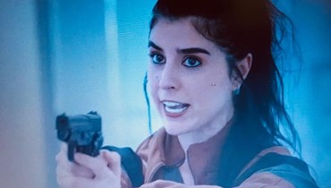 لقطة لزينة مكي خلال مشهد اقتحام المصرف في "النار بالنار". 