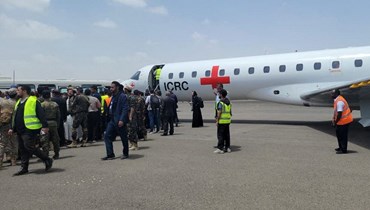 تبادل أسرى بين طرفَي النزاع في اليمن عبر طائرة للصليب الأحمر الدولي في مطار صنعاء (أ ف ب).