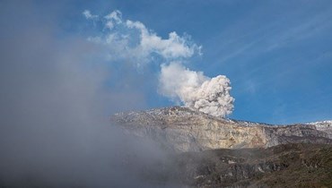 بركان نيفادو ديل رويز يقذف الرماد