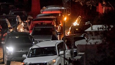 سيارات قوات الأمن شوهدت خارج منزل زعيم حركة النهضة الإسلامية التونسية راشد الغنوشي (أ ف ب).