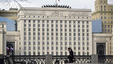 رجل يمر أمام مقر وزارة الدفاع الروسية في موسكو (17 نيسان 2023/ أ ف ب). 