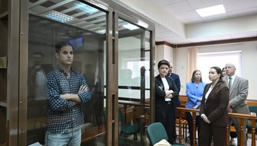 غيرشكوفيتش يقف داخل قفص المتهمين قبل جلسة استماع في محكمة مدينة موسكو في موسكو (18 نيسان 2023، أ ف ب). 