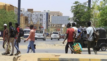 أشخاص يفرون من جنوب الخرطوم بينما يستمر القتال (18 نيسان 2023، أ ف ب).