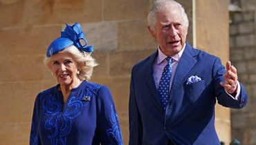 الملك تشارلز الثالث وزوجته كاميلا لدى وصولهما لحضور قداس عيد الفصح في كنيسة سانت جورج بقلعة وندسور (9 نيسان 2023، أ ف ب). 