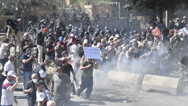 متظاهرون أمام السرايا الحكومية (حسام شبارو).