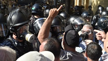 القوى الأمنية تواجه العسكر وموظفي القطاع العام المتقاعدين الذين نفّذوا اعتصاما على مقربة من مجلس الوزراء ومجلس النواب (نبيل إسماعيل).