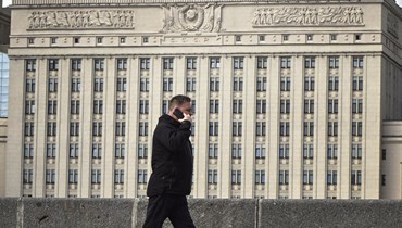 رجل يمر أمام مقر وزارة الدفاع الروسية في موسكو (17 نيسان 2023، أ ف ب). 