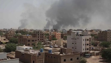 دخان يتصاعد من حي وسط الخرطوم (16 نيسان 2023، أ ب). 