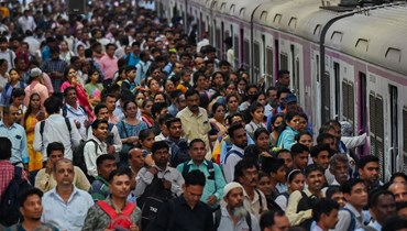 أشخاص تجمعوا خلال انتظارهم قطارا في محطة شاتراباتي شيفاجي تيرمينوس في مومباي (19 نيسان 2023، أ ف ب). 