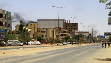 دخان يتصاعد خلف مبانٍ في الخرطوم مع احتدام القتال بعد انهيار هدنة استمرت 24 ساعة (19 نيسان 2023، أ ف ب).