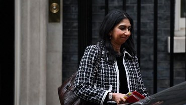 وزيرة الداخلية البريطانية سويلا بريفرمان تغادر بعد اجتماع لمجلس الوزراء في 10 داونينغ ستريت بوسط لندن (18 نيسان 2023، أ ف ب). 