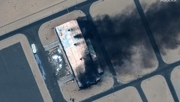 صورة ملتقطة عبر الأقمار الاصطناعية وزعتها شركة Maxar Technologies، وتظهر مبنى محترقا في مطار مروي في السودان (18 نيسان 2023، أ ف ب).
