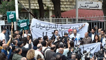المحامي نزار صاغية بعد خروجه من جلسة الاستجواب في نقابة المحامين يتحدث إلى المعتصمين والإعلاميين مؤكداً الدفاع المستمر عن حرية التعبير (حسام شبارو).