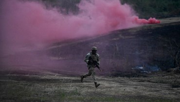 جندي خلال تدريبات عسكرية مشتركة بين الولايات المتحدة والفيليبين في فورت ماغسايساي في مقاطعة نويفا إيسيجا (21 نيسان 2023، أ ف ب). 