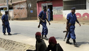 صورة ارشيفية- شرطيون يقومون بدورية في منطقة موساجا في بوجومبورا في بوروندي (20 تموز 2015، أ ب). 