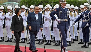 جاماتي ورئيسة تايوان تساي إنغ-وين (الى اليمين) يستعرضان الحرس في المقر الرئاسي في تايبيه (25 نيسان 2023، أف ب).