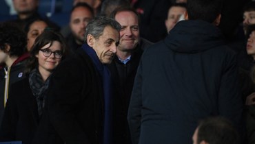 ساركوزي يحضر مباراة بين باري سان جيرمان ولينس في بارك دي برنس في باريس (15 نيسان 2023، أ ف ب). 