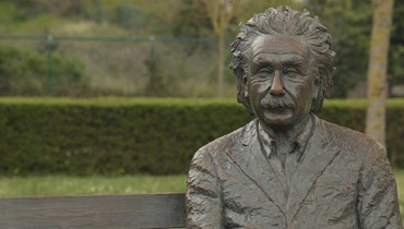 تمثال برونزي لأينشتاين في حديقة لو كوك في الساحل البلجيكي (أ ف ب).