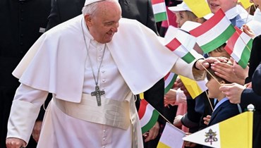 البابا فرنسيس يُحيي المستقبلين في بودابست (أ ف ب).