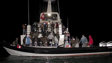 مهاجرون أوقفهم الحرس الوطني التونسي في البحر قبالة سواحل صفاقس خلال محاولتهم الوصول إلى إيطاليا (18 نيسان 2023، أ ب). 