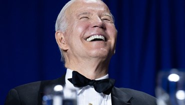 الرئيس الأمريكي جو بايدن يضحك خلال عشاء مراسلي البيت الأبيض في واشنطن العاصمة (29 نيسان 2023 - أ ف ب).