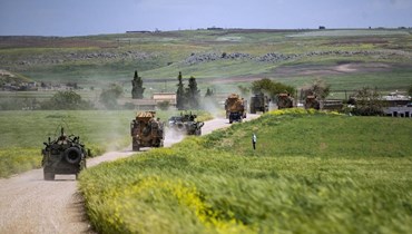 آليات عسكرية تركية وروسية تقوم بدوريات في ريف رميلان، في محافظة الحسكة شمال شرق سوريا، على الحدود مع تركيا (27 نيسان 2023 - أ ف ب).