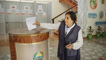 امرأة تدلي بصوتها في مركز اقتراع في طشقند (30 نيسان 2023، أ ف ب).