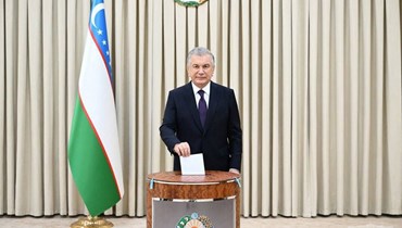 الرئيس شوكت ميرزيوييف يدلي بصوته في مركز اقتراع في طشقند خلال الاستفتاء الدستوي (30 نيسان 2023، أ ف ب). 
