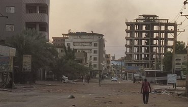 مشهد يّظهر حجم الأضرار جراء الاشتباكات في السودان (أ ف ب). 