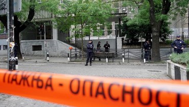 شرطيون انتشروا عند مدخل المدرسة في بلغراد بعد إطلاق النار عليها (3 أيار 2023، أ ف ب). 