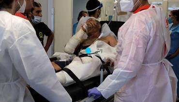 إسعاف أحد مصابي انفجار التليل في مستشفى الجعيتاوي (مارك فياض).
