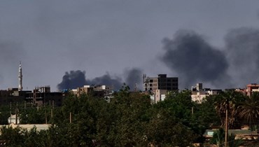 دخان يتصاعد خلال القتال في الخرطوم (4 أيار 2023، ا ف ب).