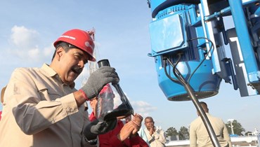 مادورو خلال مشاركته في تسليم 50 بئراً نفطية في حقل كاسيك شيما النفطي في ولاية موناغاس بفنزويلا (3 ايار 2023، أ ف ب). 