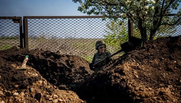 جندي أوكراني يحفر خندقا في تشاسيف يار قرب باخموت في منطقة دونيتسك (3 أيار 2023، أ ف ب). 